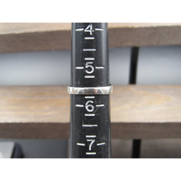 Size 5.5 Sterling Silver Orb Pattern White Shell Dainty Band Ring - Picture 5 of 7